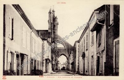Carte postale ancienne Rue Laffitte et Clocher — Mirande (Gers)