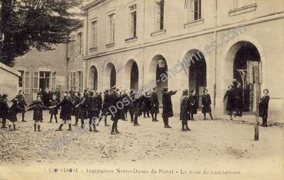 Carte postale ancienne Institution Notre-Dame de Pietat - La cour de récréations — Condom (Gers)