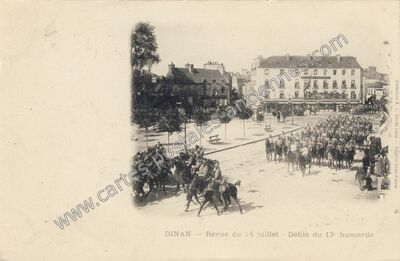 Carte postale ancienne Revue du 14 juillet - Défilé du 13 hussards — Dinan (Côtes-d'Armor)