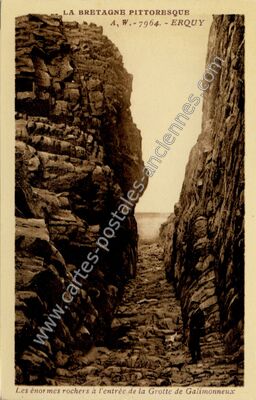 Carte postale ancienne Les énormes rochers à l'entrée de la Grotte de Galimonneux — Erquy (Côtes-d'Armor)