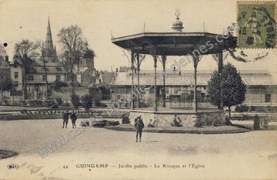 Carte postale ancienne Jardin public - Le Kiosque et l'Église — Guingamp (Côtes-d'Armor)