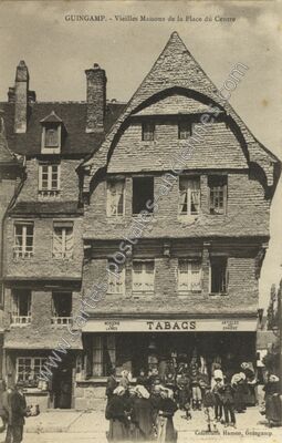Carte postale ancienne Vieilles Maisons de la Place du Centre — Guingamp (Côtes-d'Armor)