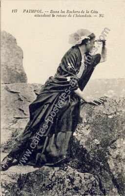 Carte postale ancienne Dans les Rochers de la Côte attendant le retour de l'Islandais — Paimpol (Côtes-d'Armor)
