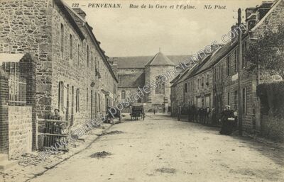 Carte postale ancienne Rue de la Gare et l'Eglise — Penvénan (Côtes-d'Armor)