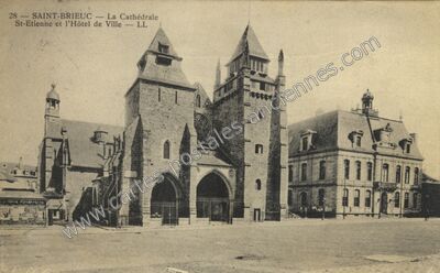 Carte postale ancienne La Cathédrale St-Etienne et l'Hôtel de Ville — Saint-Brieuc (Côtes-d'Armor)