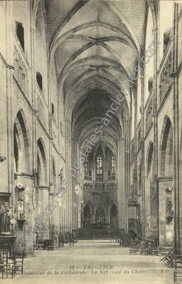 Carte postale ancienne Intérieur de la Cathédrale. La Nef (côté du Chœur) — Tréguier (Côtes-d'Armor)