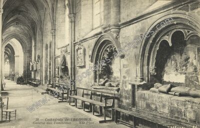 Carte postale ancienne Cathédrale de TREGUIER. Galerie des Tombeaux — Tréguier (Côtes-d'Armor)
