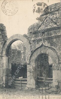 Carte postale ancienne Porte du Manoir des d'Avaugour (au XVe siècle) — Lanvollon (Côtes-d'Armor)
