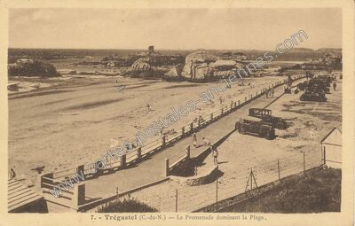 Carte postale ancienne La Promenade dominant la Plage — Trégastel (Côtes-d'Armor)