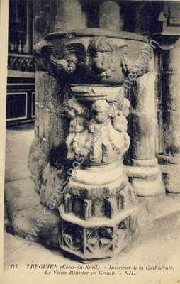 Carte postale ancienne Intérieur de la Cathédrale. Le Vieux Bénitier en Granit — Tréguier (Côtes-d'Armor)