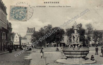 Carte postale ancienne Fontaine et Place du Centre — Guingamp (Côtes-d'Armor)