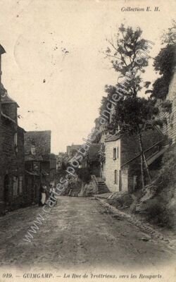 Carte postale ancienne La Rue de Trottrieux, vers les Remparts — Guingamp (Côtes-d'Armor)
