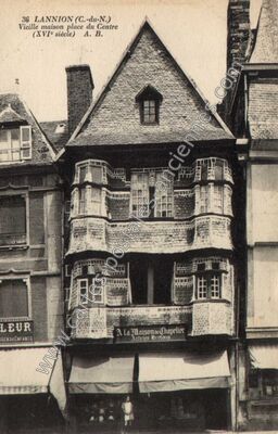 Carte postale ancienne Vieille maison place du Centre — Lannion (Côtes-d'Armor)