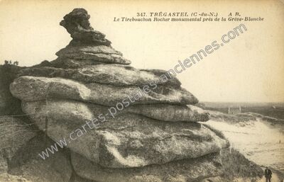 Carte postale ancienne Le Tirebouchon Rocher monumental près de la Grève-Blanche — Trégastel (Côtes-d'Armor)