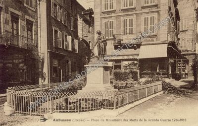 Carte postale ancienne Place du Monument des Morts de la Grande Guerre 1914-1918 — Aubusson (Creuse)