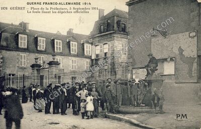 Carte postale ancienne Place de la Préfecture, 5 Septembre 1914. La foule lisant les dépêches officielles — Guéret (Creuse)