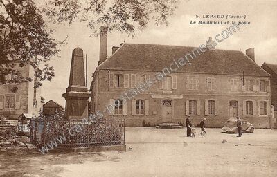 Carte postale ancienne Le Monument et la poste — Lépaud (Creuse)
