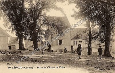Carte postale ancienne Place du Champ de Foire — Lépaud (Creuse)