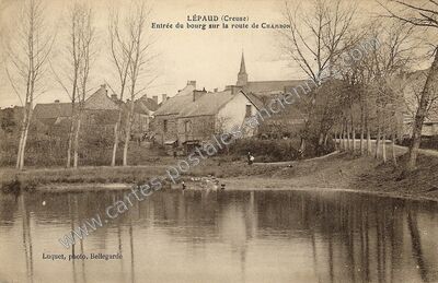 Carte postale ancienne Entrée du bourg sur la route de Chambon — Lépaud (Creuse)