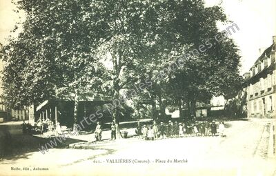 Carte postale ancienne Place du Marché — Vallieres (Creuse)