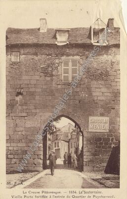 Carte postale ancienne Vieille Porte fortifiée à l'entrée du Quartier de Puycharraud — La Souterraine (Creuse)
