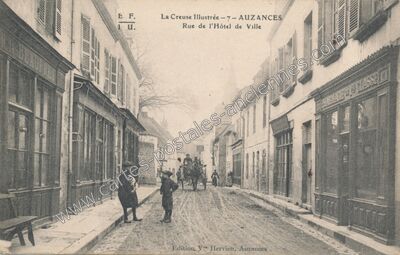 Carte postale ancienne Rue de l'Hôtel de Ville — Auzances (Creuse)