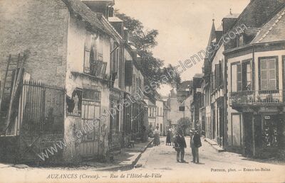 Carte postale ancienne Rue de l'Hôtel-de-Ville — Auzances (Creuse)