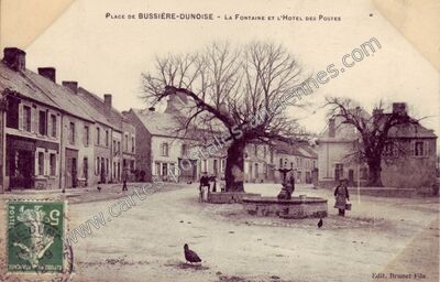 Carte postale ancienne La Fontaine et l'Hôtel des Postes — Bussière-Dunoise (Creuse)