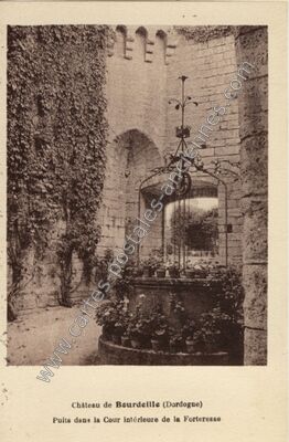 Carte postale ancienne Puits dans la Cour intérieure de la Forteresse — Bourdeilles (Dordogne)