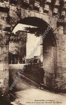 Carte postale ancienne Porte de la deuxième Enceinte du Château — Bourdeilles (Dordogne)