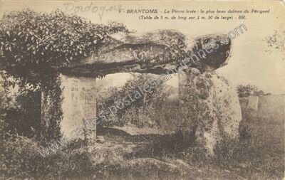 Carte postale ancienne La Pierre levée : le plus beau dolmen du Périgord — Brantôme (Dordogne)
