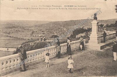 Carte postale ancienne Esplanade de la Barre et Monument Jacques de Malleville, Rédacteur au Code Civil — Domme (Dordogne)