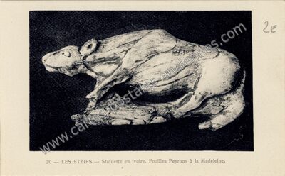 Carte postale ancienne Statuette en ivoire. Fouilles Peyrony à la Madeleine — Les Eyzies-de-Tayac-Sireuil (Dordogne)