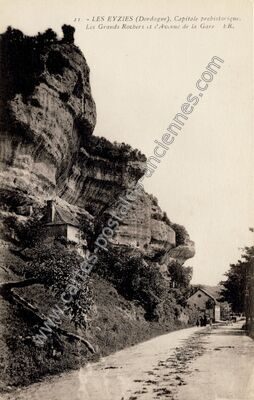 Carte postale ancienne Les Grands Rochers et l'Avenue de la Gare — Les Eyzies-de-Tayac-Sireuil (Dordogne)