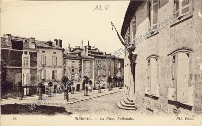 Carte postale ancienne La Place Nationale — Ribérac (Dordogne)