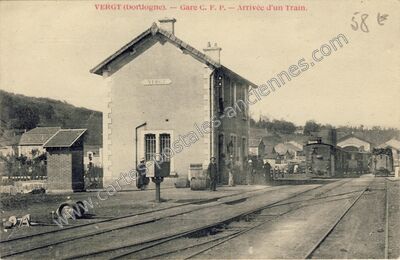 Carte postale ancienne Gare C. F. P. — Arrivée d'un Train — Vergt (Dordogne)