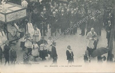 Carte postale ancienne Un jour de Procession — Maîche (Doubs)