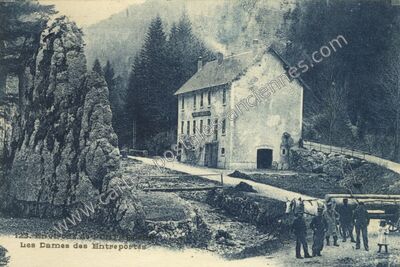 Carte postale ancienne Les Dames des Entreportes — Pontarlier (Doubs)