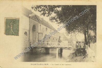 Carte postale ancienne Le Canal et les Casernes — Pontarlier (Doubs)