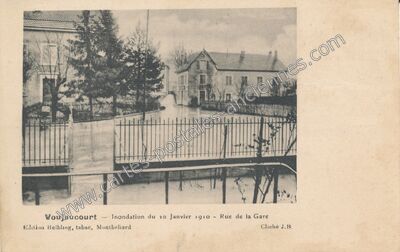Carte postale ancienne Inondation du 20 Janvier 1910 - Rue de la Gare — Voujeaucourt (Doubs)