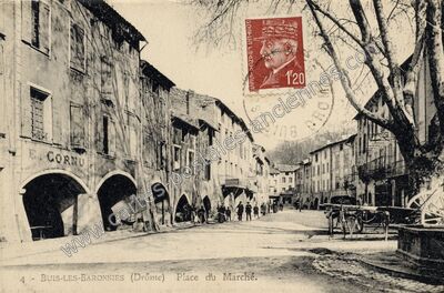 Carte postale ancienne Place du Marché — Buis-les-Baronnies (Drôme)