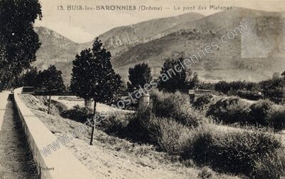 Carte postale ancienne Le pont des Platanes — Buis-les-Baronnies (Drôme)