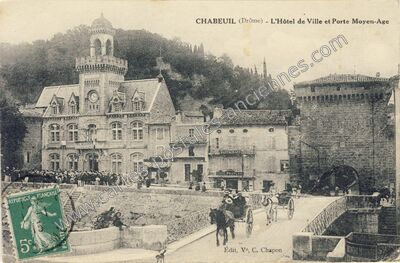 Carte postale ancienne L'Hôtel de Ville et Porte Moyen-Age — Chabeuil (Drôme)