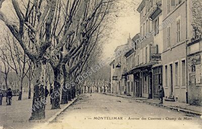 Carte postale ancienne Avenue des Casernes - Champ de Mars — Montélimar (Drôme)