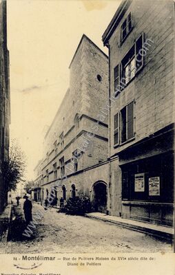 Carte postale ancienne Rue de Poitiers Maison du XVIe siècle dite de: Diane de Poitiers — Montélimar (Drôme)