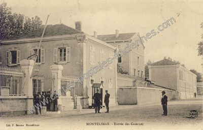 Carte postale ancienne Entrée des Casernes — Montélimar (Drôme)