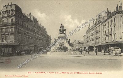 Carte postale ancienne Place de la République et Monument Émile Augier — Valence (Drôme)