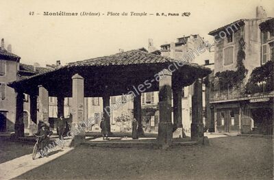 Carte postale ancienne Place du Temple — Montélimar (Drôme)