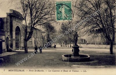 Carte postale ancienne Porte St-Martin. — Les Casernes et Route de Valence — Montélimar (Drôme)