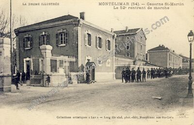 Carte postale ancienne Caserne St-Martin, Le 52e rentrant de marche — Montélimar (Drôme)